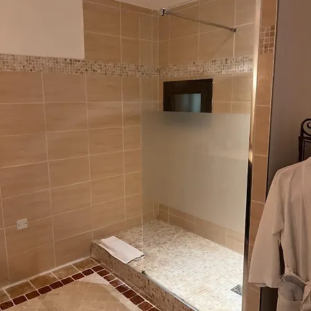 לינה וארוחת בוקר Romana *